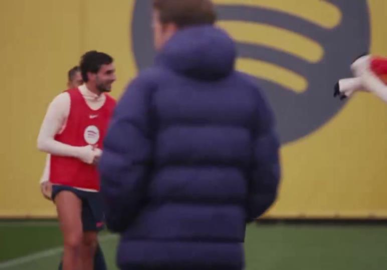 亚马尔训练时终于把球衣塞进裤子里了，一旁的弗里克高兴坏了