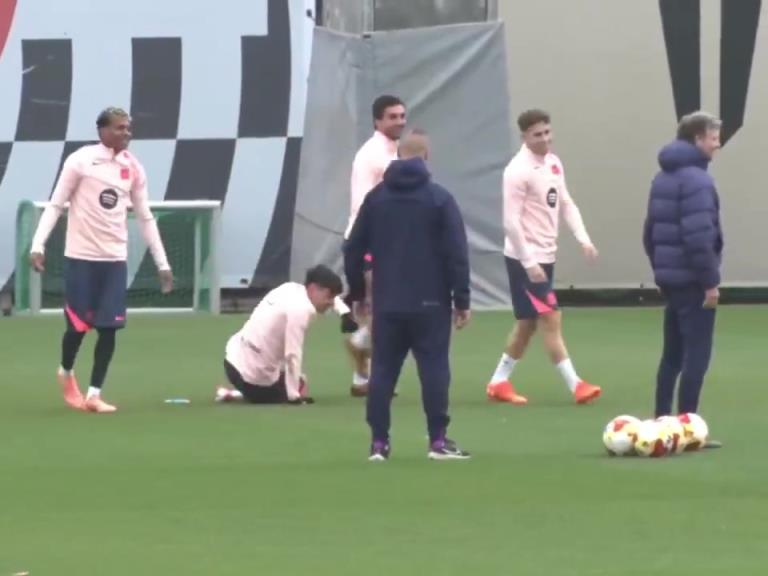 巴萨训练场出现“职场霸凌”：亚马尔等人压着佩德里一顿掐