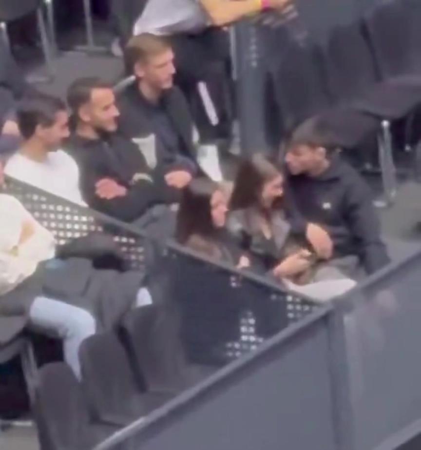 找女友了？佩德里和女伴看网球比赛