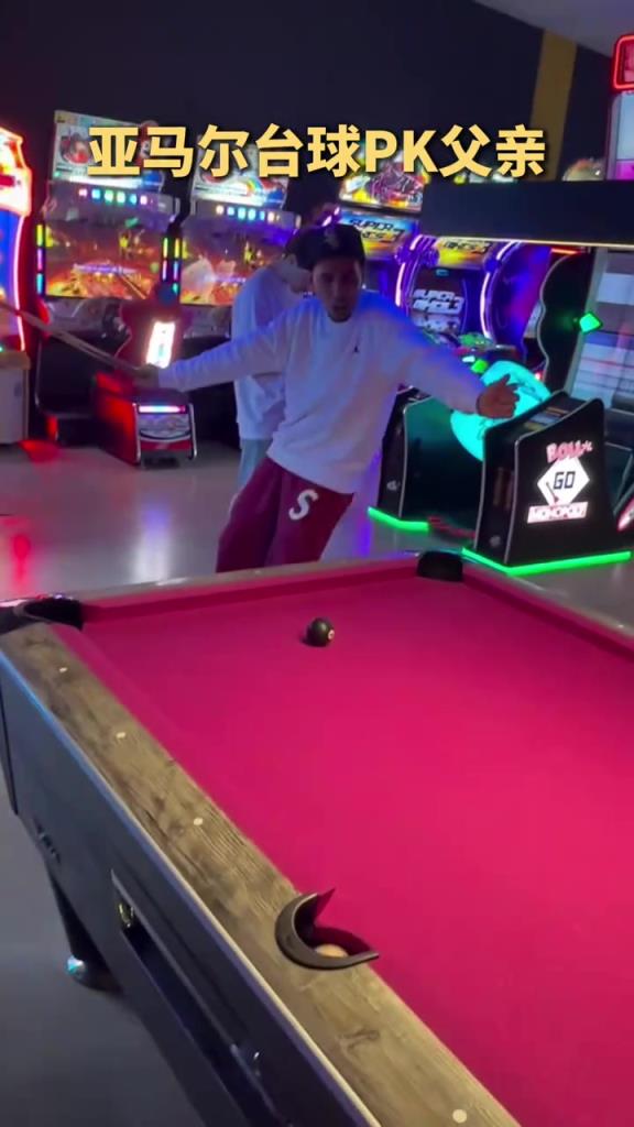 亚马尔和老爹打台球，这儿子当得比老爹沉稳多了