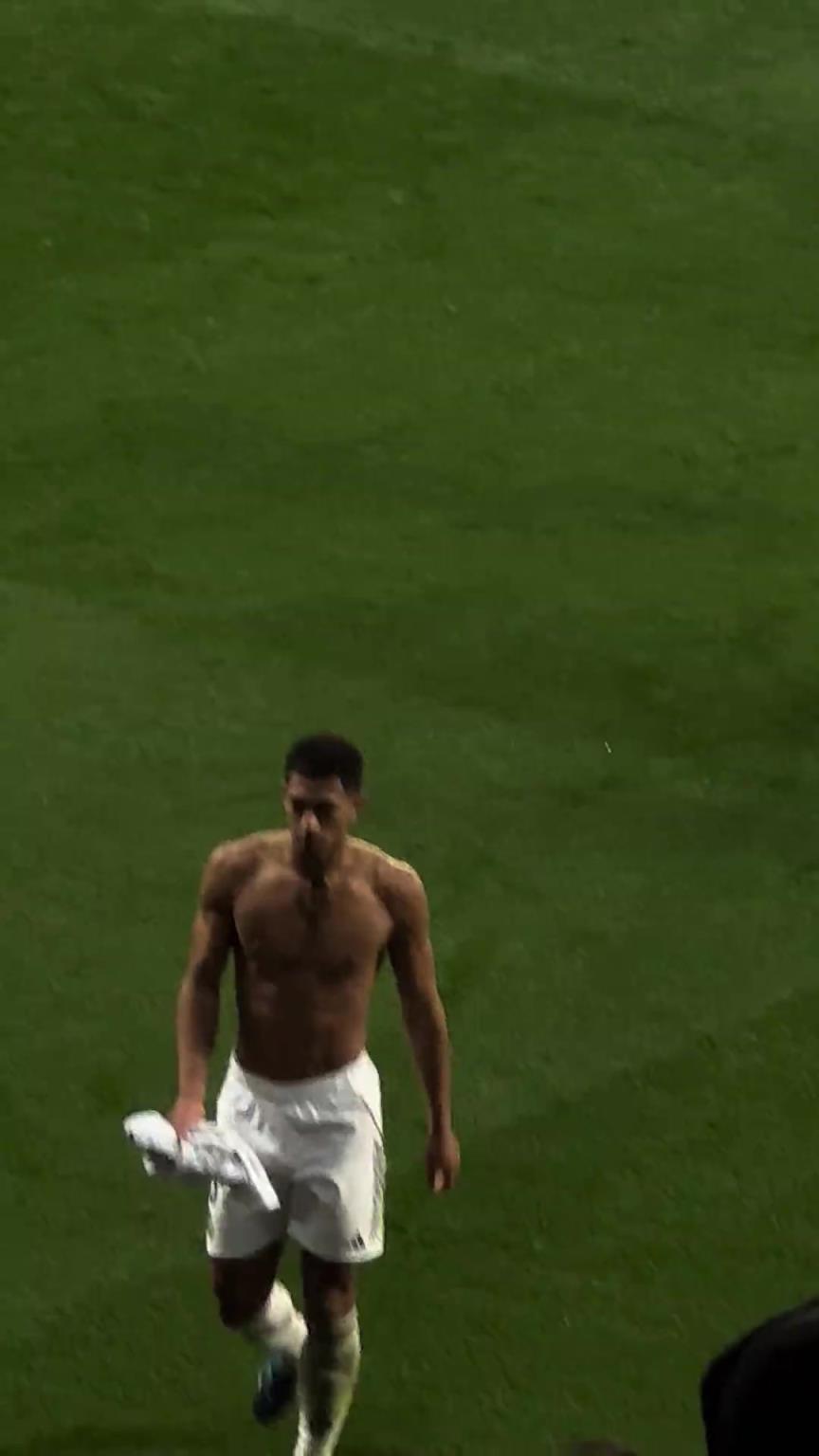 贝林厄姆脱下球衣后这身肌肉线条太完美了