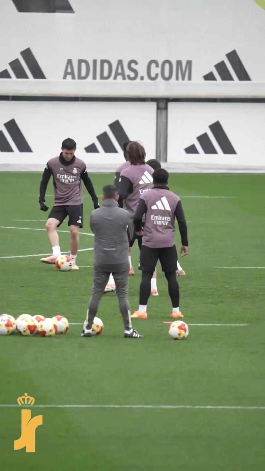 氛围不错阿隆索加入到皇马球员抢圈活动中