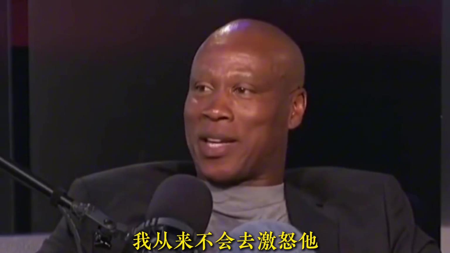 给乔丹“捧臭脚”，他会给你面子敢挑衅乔丹，他则会成为你的阴影