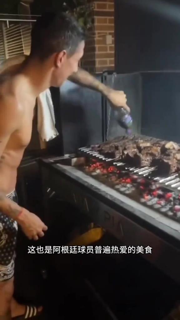 悠闲惬意！迪马利亚的半退休生活，足球与烧烤相伴