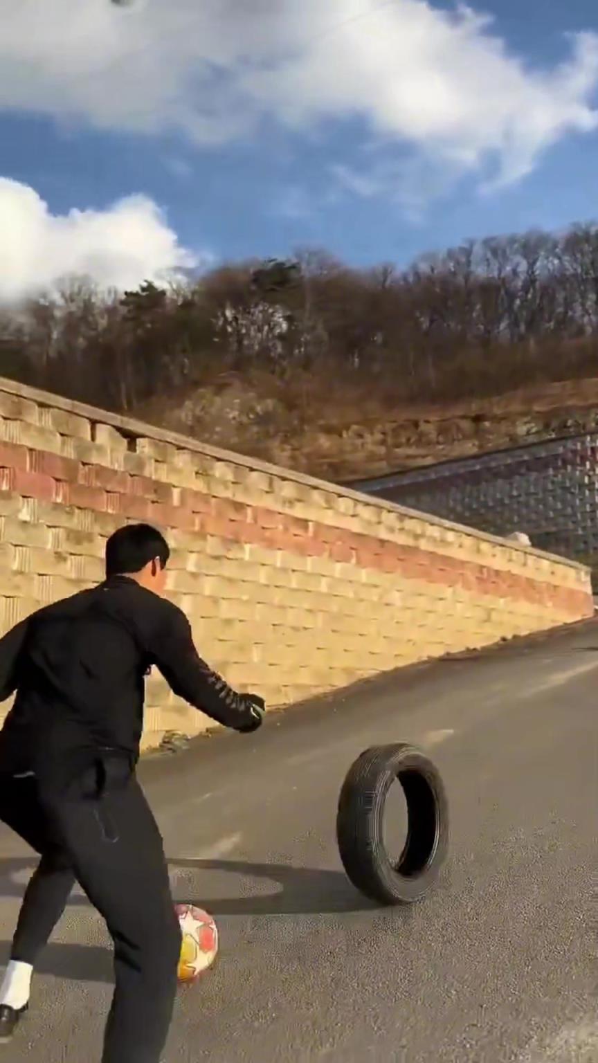 有创意这似乎是一个不错的练习盘带的方式