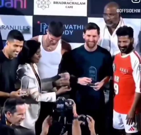 她把德保罗的奖给了别人，德保罗连忙把奖拿了回来