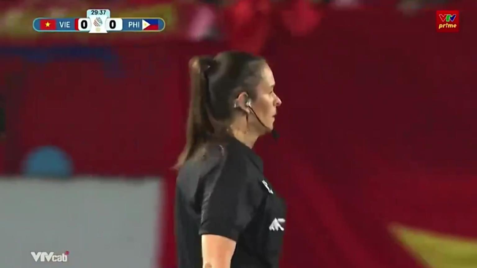 离谱！这种球也能吹掉裁判应该终身禁赛