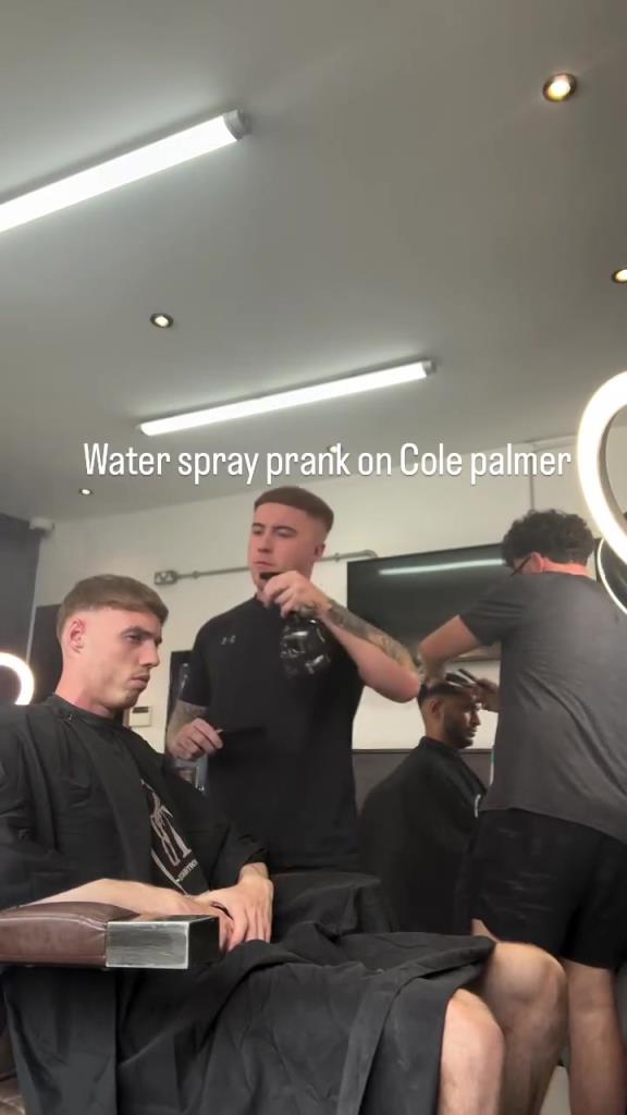 成谐星了！名场面：理发师一直给帕尔默浇水，直到他发现不对劲！