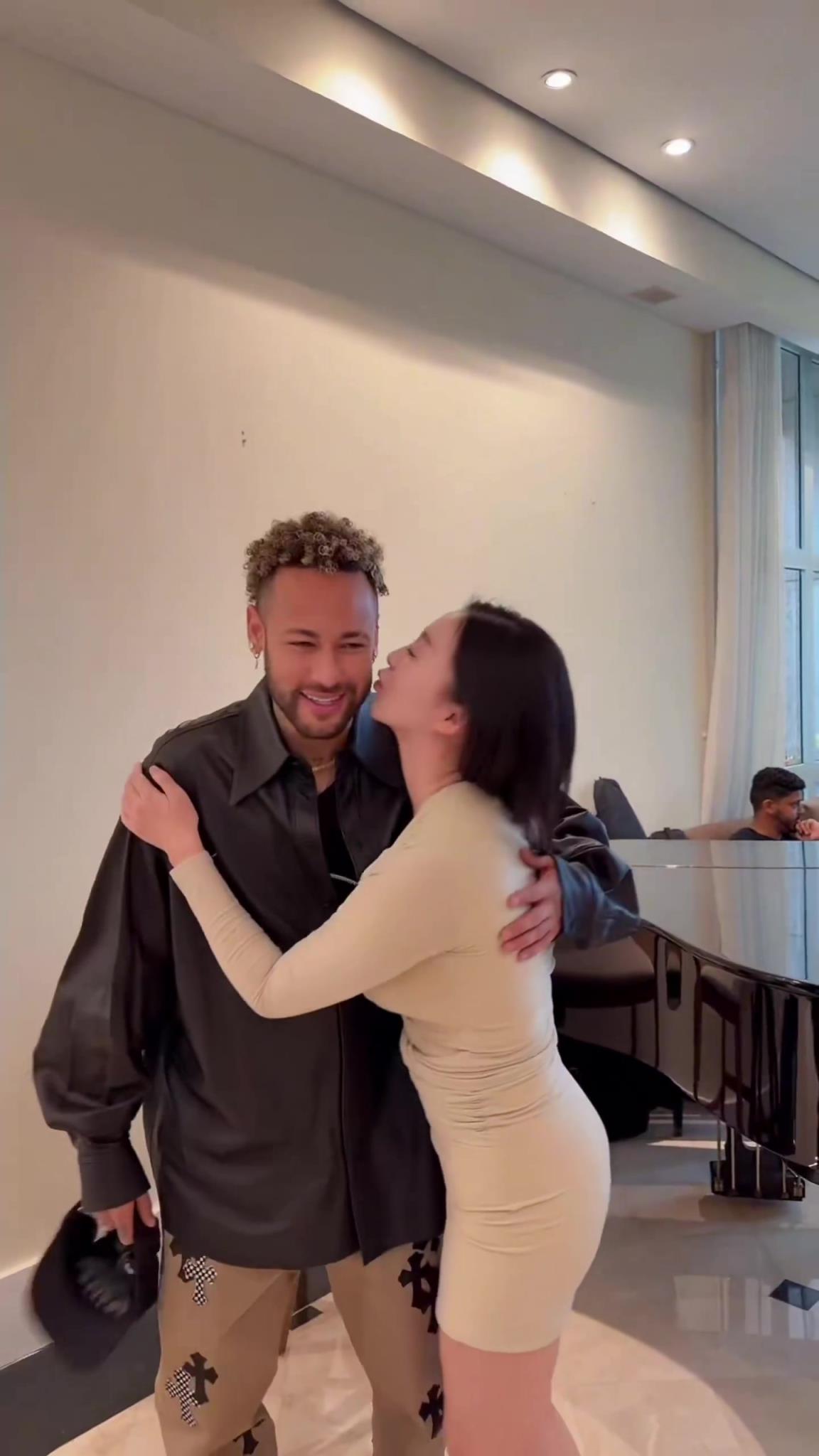 真的假的，是AI吗？女网友发和内马尔合影视频，互动十分亲密