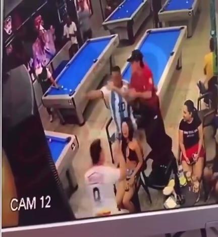 名场面！阿根廷夺冠后，男球迷当场被绿还不知情