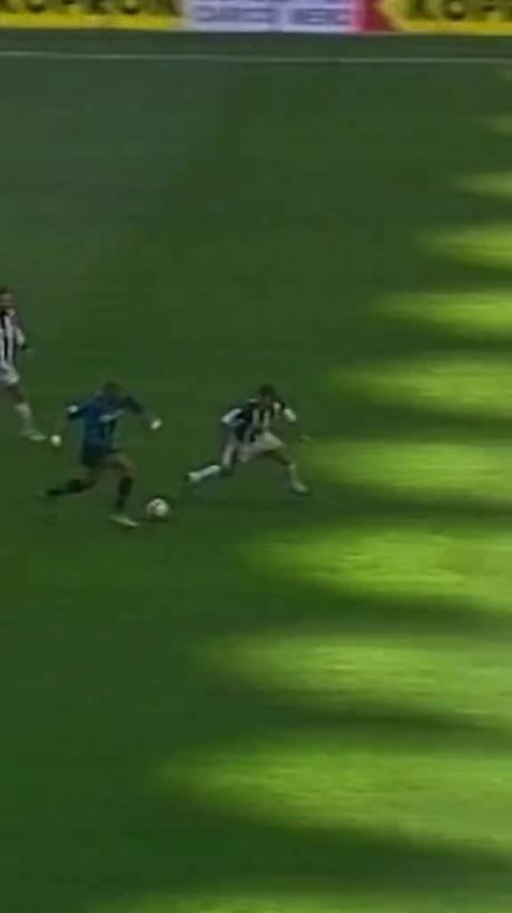 多少内拉祖里的青春记忆！国米官推晒阿德蓝黑生涯经典瞬间❤