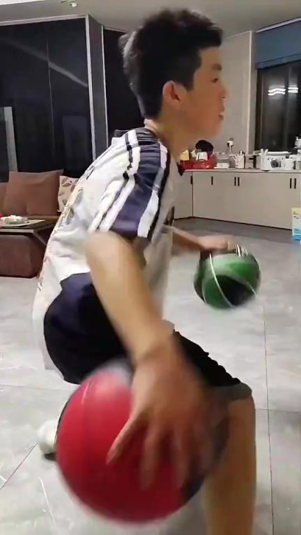 打过球的都知道，这小朋友的运球有多厉害！