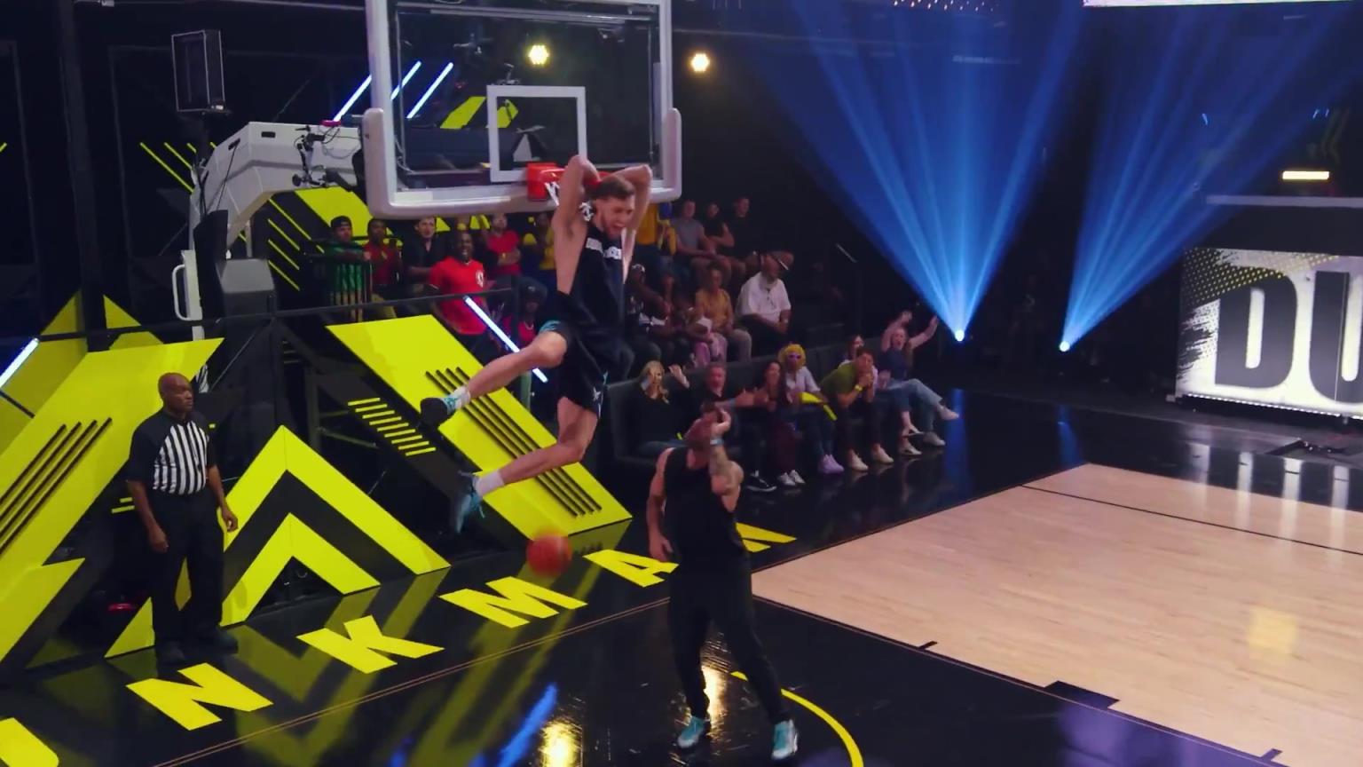 简直逆天！白乔丹最新惊为天人炸扣，跨人双手背身双挂臂反扣