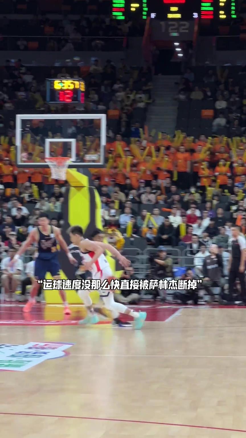 看着有点心酸！32岁的郭艾伦感觉在场上也有点力不从心了