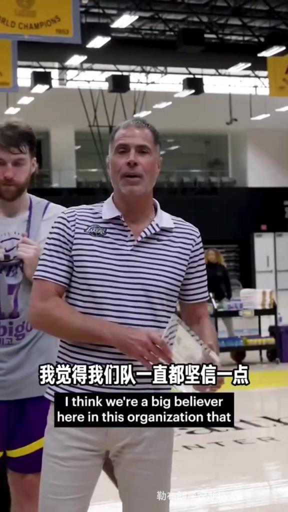 暖心大男孩！恭喜艾顿获得社区贡献奖！队内氛围真好啊！