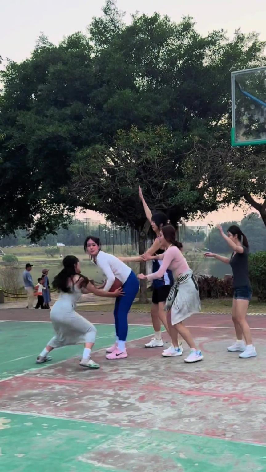 六位小姐姐3v3打篮球半场 虽然有点水平但也没必要穿裙子把？