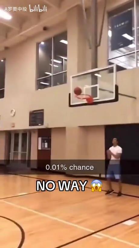 万分之一的概率！球员后场背投，结果你一定想不到……