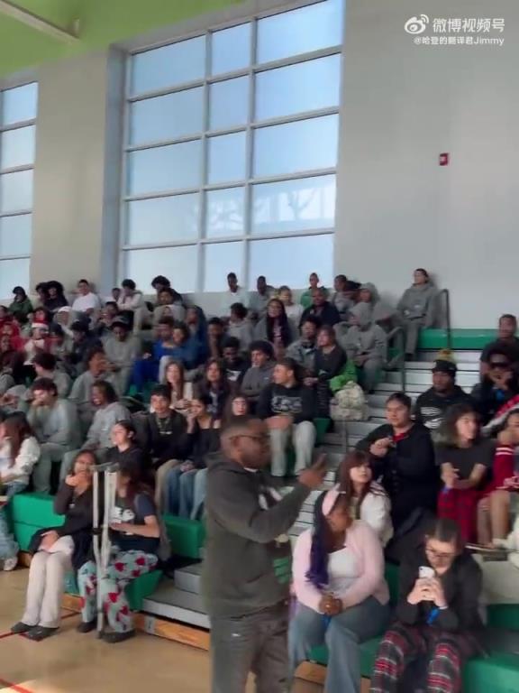 哈登在某高中演讲 鼓励青少年迈向成功