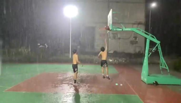 好家伙，这得多铁的兄弟啊，才会在下大雨时陪你单挑