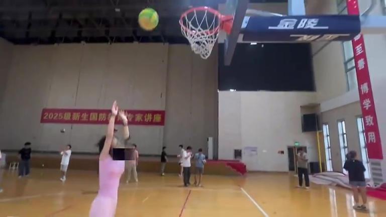 看女大学生三步上篮，感觉手脚都不是自己的