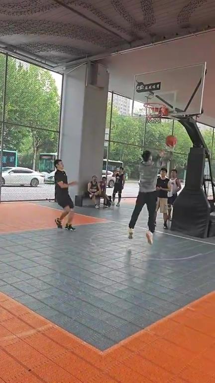 不是，你们玩1v1都不运球的吗？