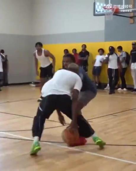 这哥们节奏变化太快了！有欧文的感觉~