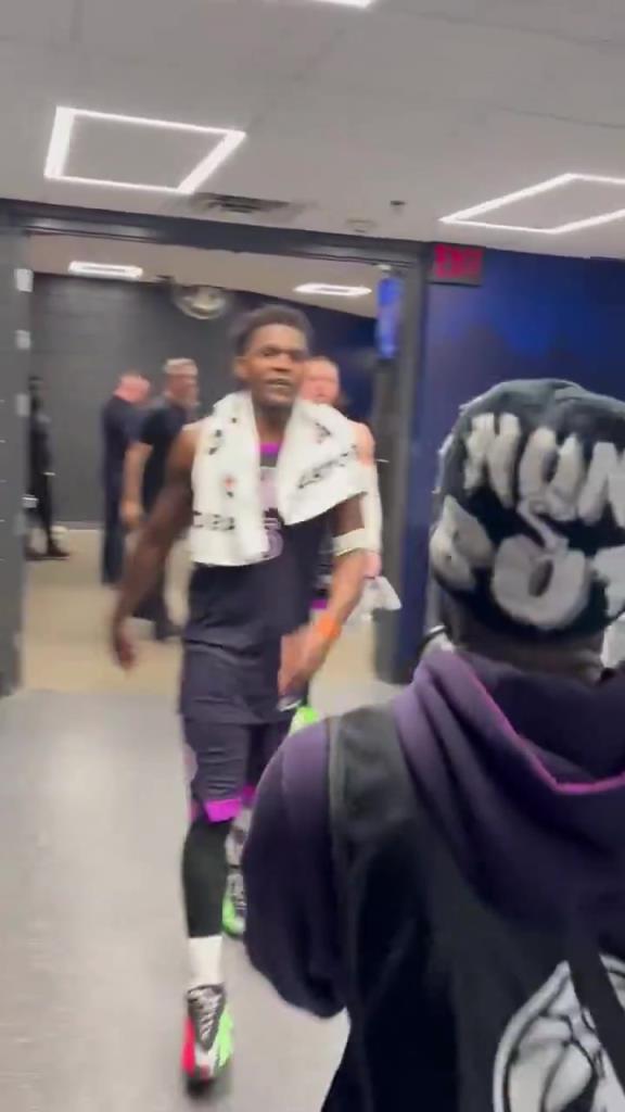 献祭自己，赢下雷霆！首节就被驱逐的芬奇，在球员通道和大伙拥抱