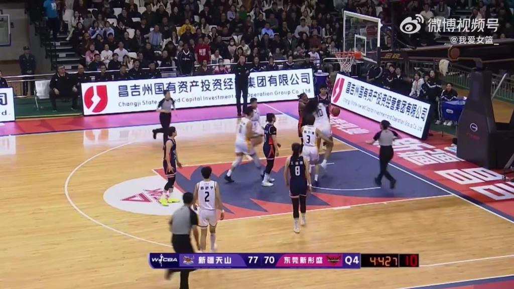 揪着头发就拉下来了？WCBA赛场又现外援恶意犯规，险些冲突！