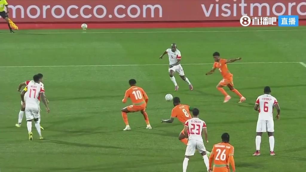 科特迪瓦打破僵局！凯西头球摆度助攻，阿玛德禁区内推射得手！