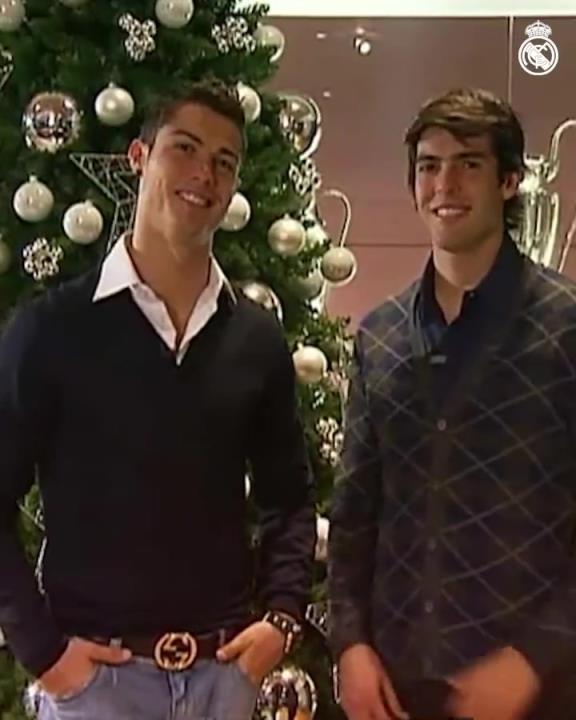 颜值巅峰当年青涩的C罗和卡卡一起送上圣诞祝福，俩人真的帅