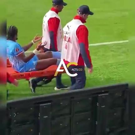 逆天！非洲杯穆图萨米躺在担架上时频频摊手，表示自己不需要担架