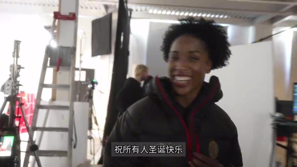 这毛衣真挺好看！AC米兰全员拍摄圣诞短片花絮！红黑大家庭！