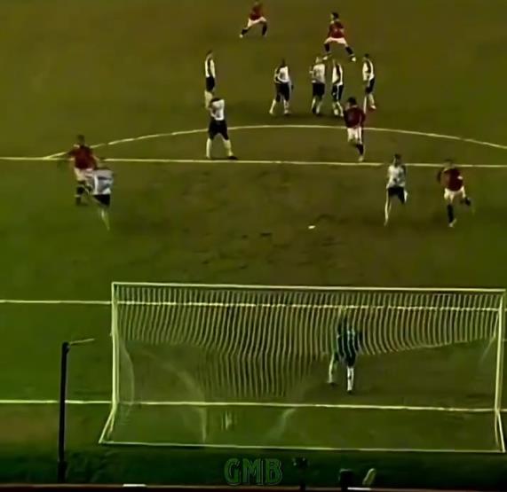 空中转弯！巅峰时期C罗任意球破门，让门将无可奈何