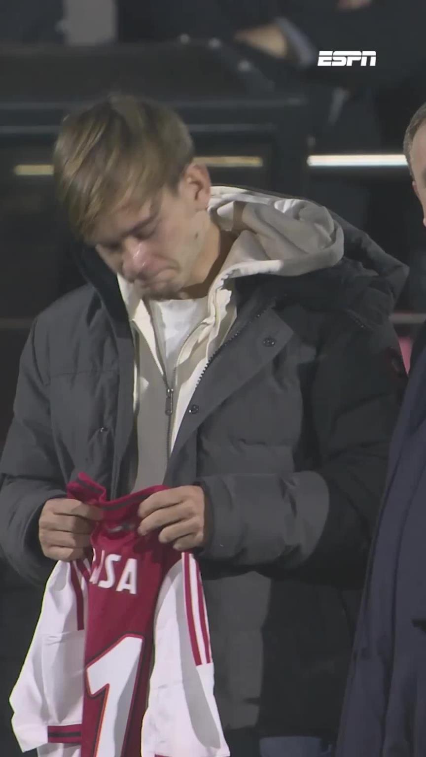 阿贾克斯19岁球员女友不幸车祸去世，赛前人们举行了悼念活动