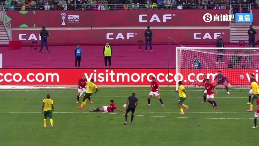 是点球吗？埃及禁区内支撑手手球，主裁查看VAR后没有判罚点球！