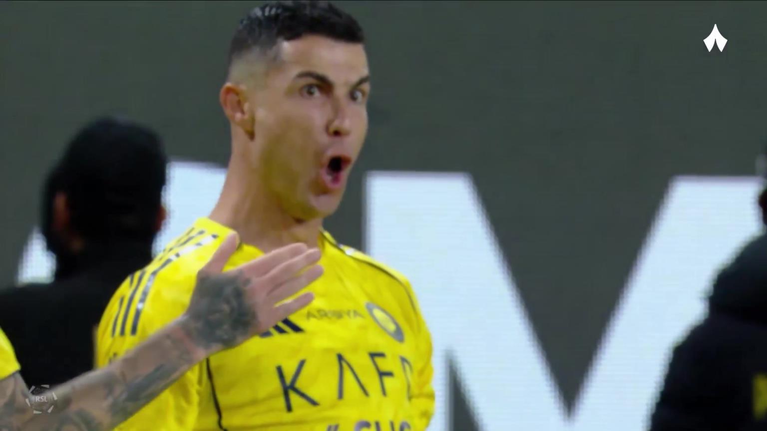 Siuuuuu！C罗灵性脚后跟破门，上半场补时阶段完成梅开二度