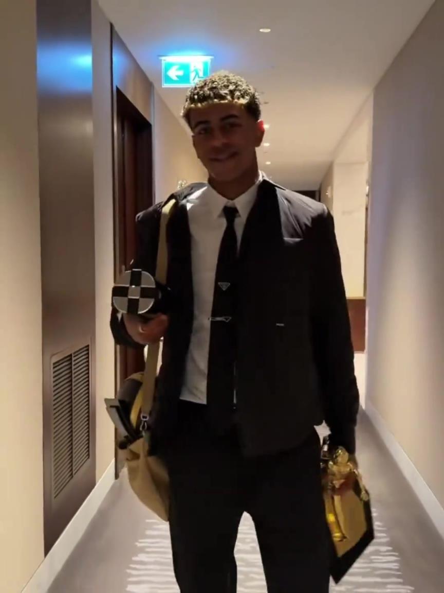 大丰收！奖杯太多小孩哥拿不动