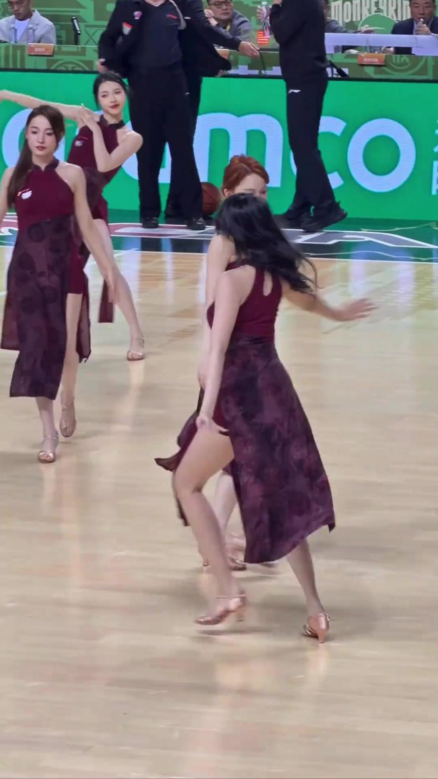 同曦美女啦啦队这跳得也太妖娆了，完全不输台妹！