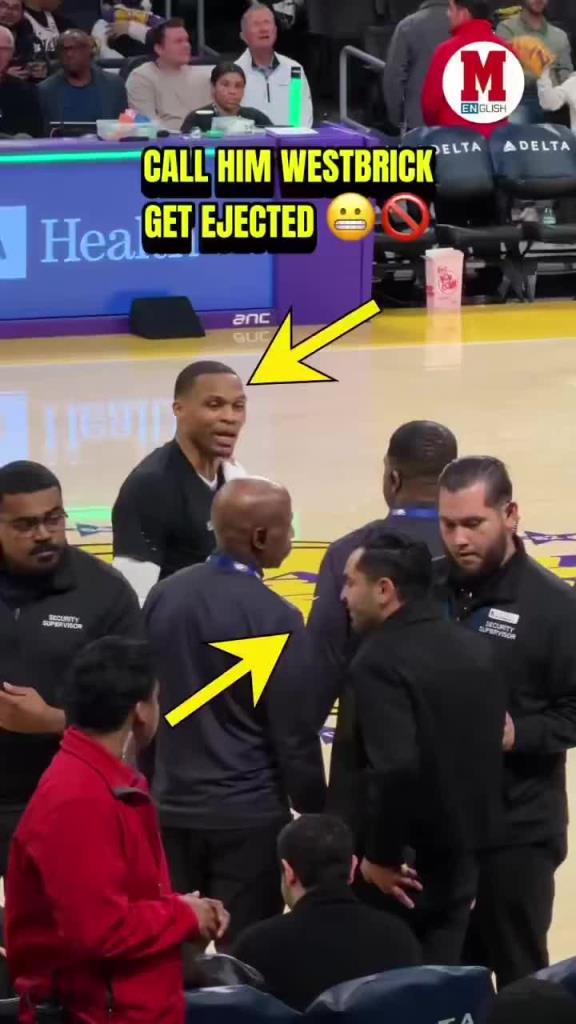 零容忍！实拍：一位湖人球迷喊威少“铁匠”，直接被请出球馆