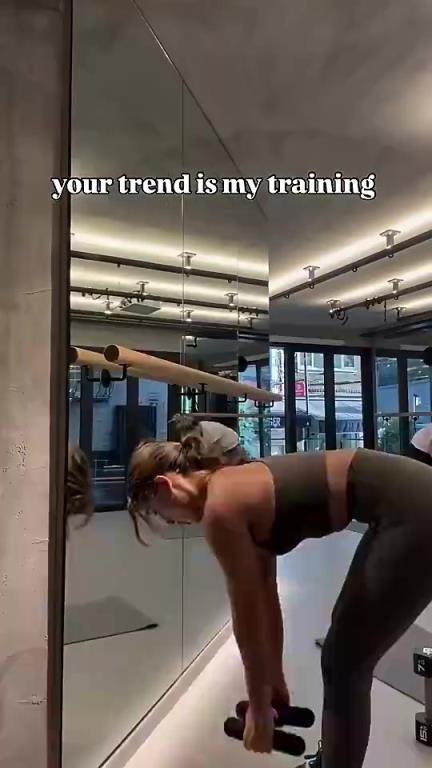 和申京关系紧密的土耳其美女记者曾晒健身视频，这身材真的好