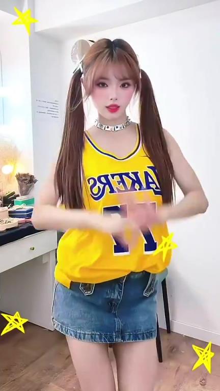 双马尾女主播泱泱穿东契奇球衣：这造型不拍视频就可惜了