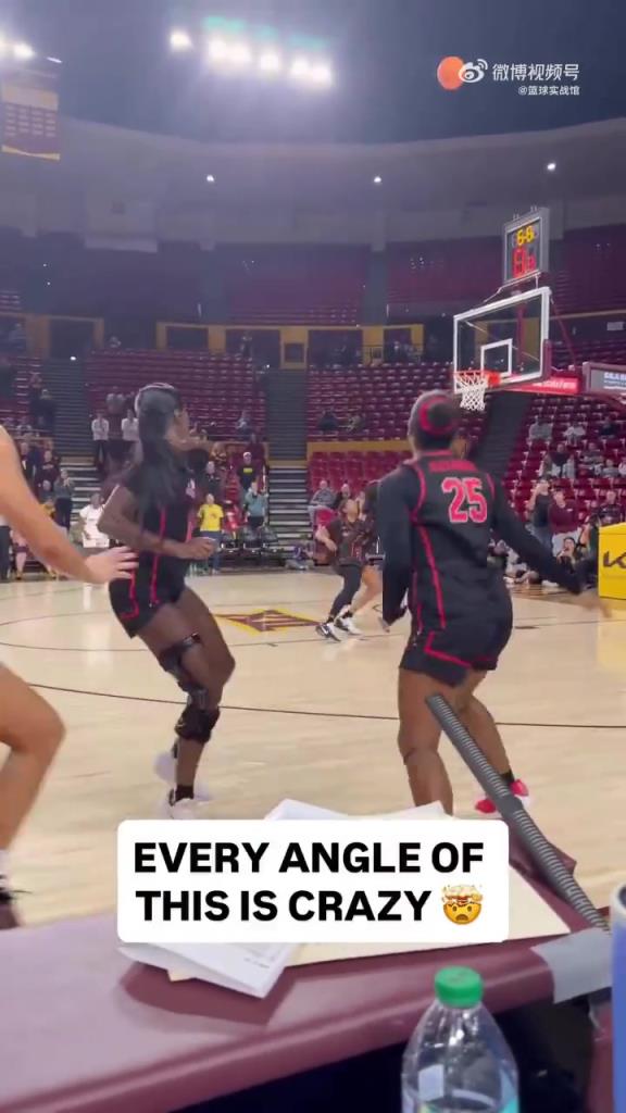 逆天！差点就要失误，结果队友冲出来“抢球”投出绝杀三分！