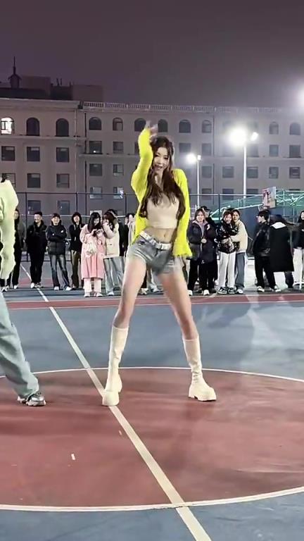 广场舞大妈：为什么她们可以在球场跳，我们就不行？