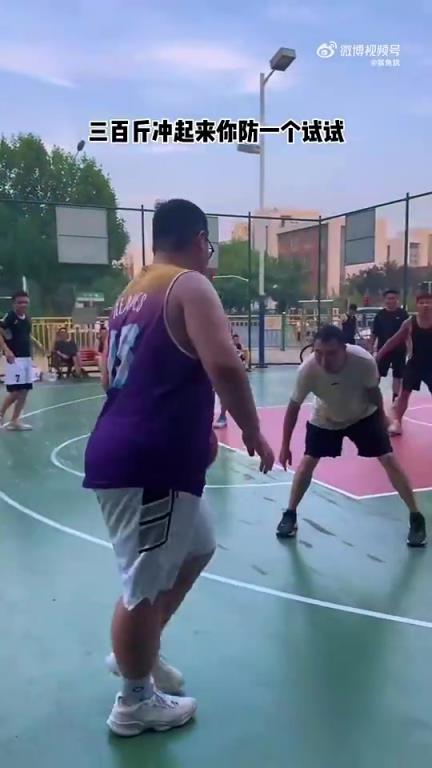 三百斤的控球厚卫持球突破这你怎么防啊？