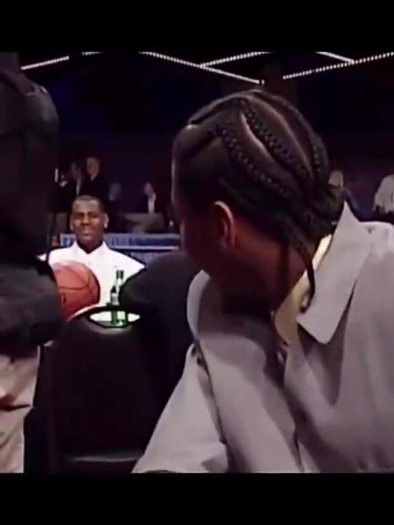 青涩回忆！03年选秀大会，詹姆斯主动跟“甜瓜”安东尼打招呼~