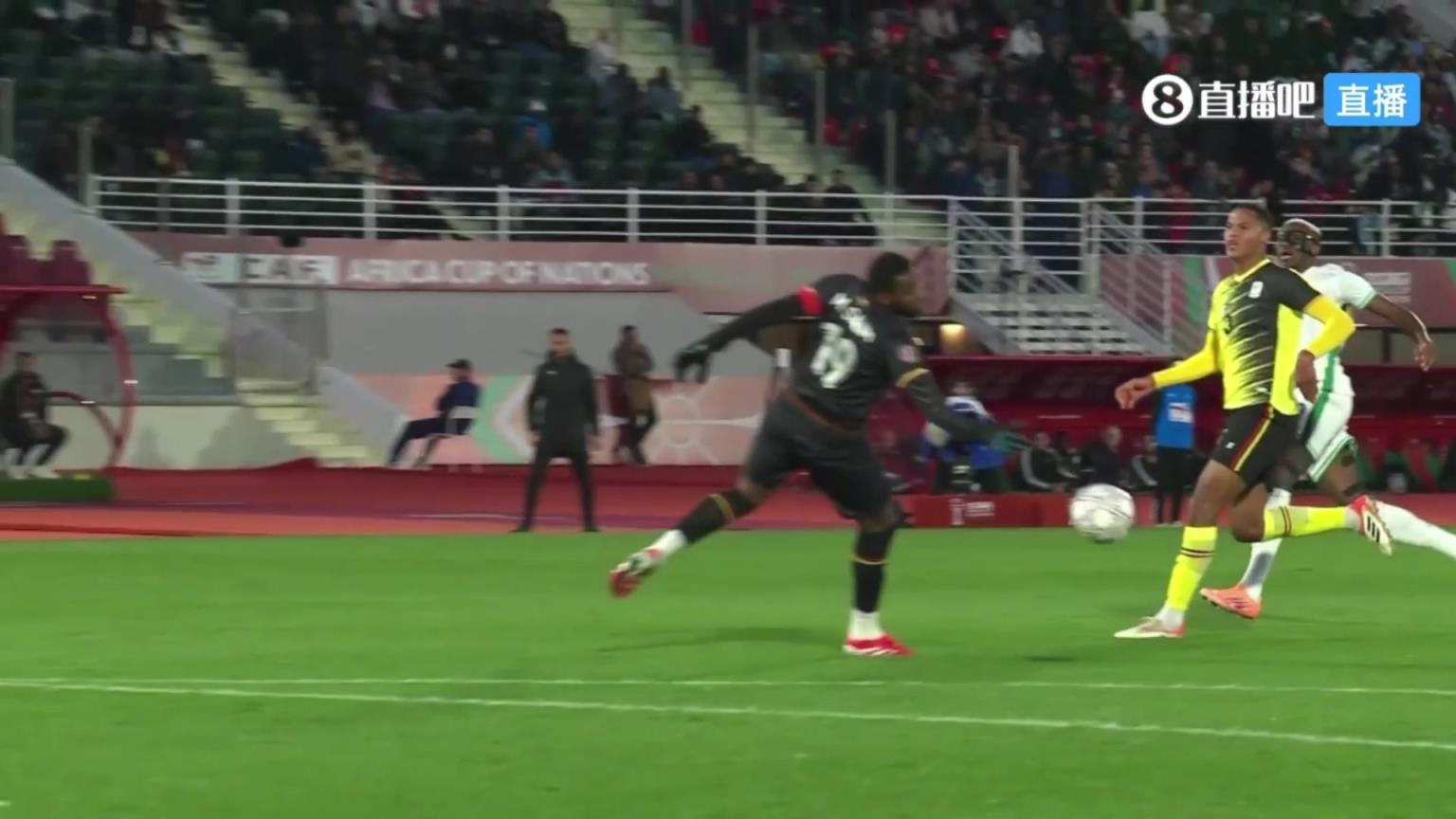 离谱！乌干达门将出击禁区外扑救直红离场！第三门将无奈登场！