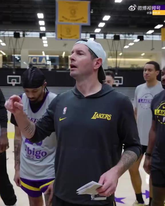 詹姆斯41岁生日！湖人训练馆内推入一个很大的蛋糕，齐唱生日歌