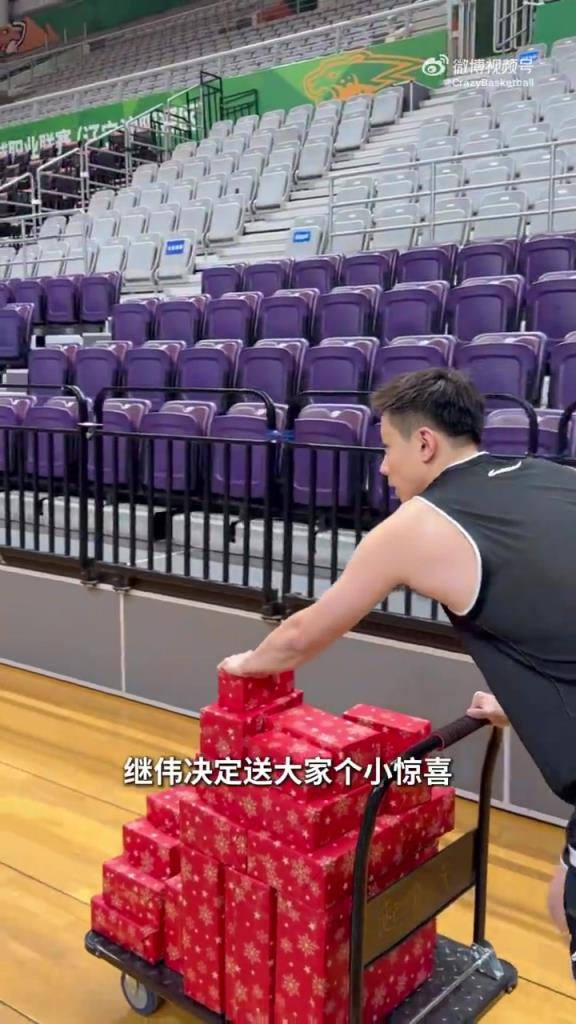 这就是球队老大的格局！赵继伟给辽宁全队送礼物