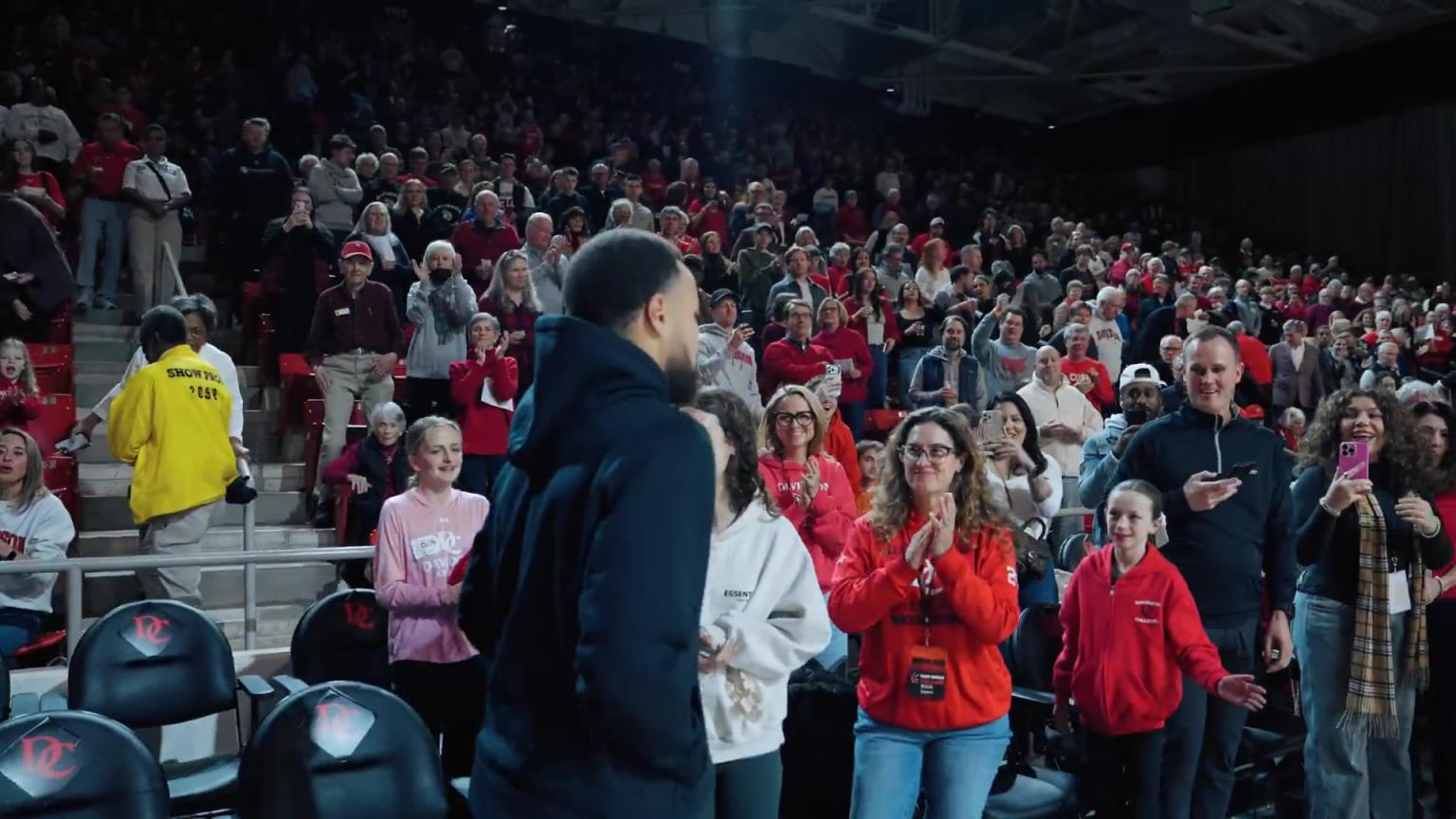 梦开始的地方！库里重回重返戴维森学院，上脚AJ6胭脂