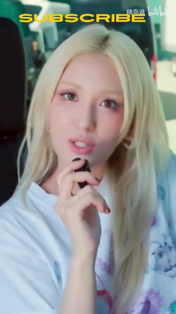 来看点养眼的吧！此前歌手Somi身穿小卡球衣为快船助威~